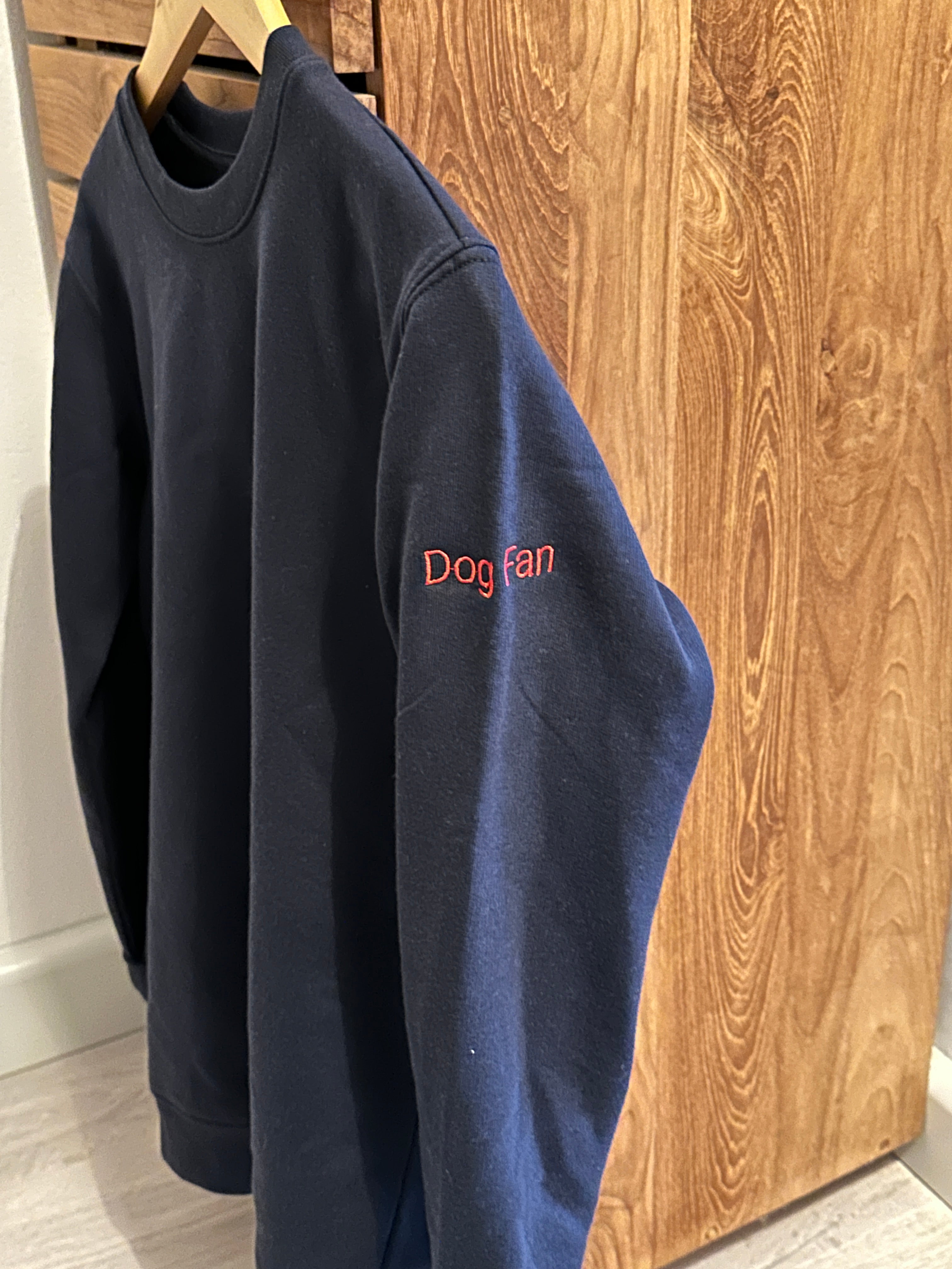 Sweat bleu marine, avec broderie rouge "DOG FAN"