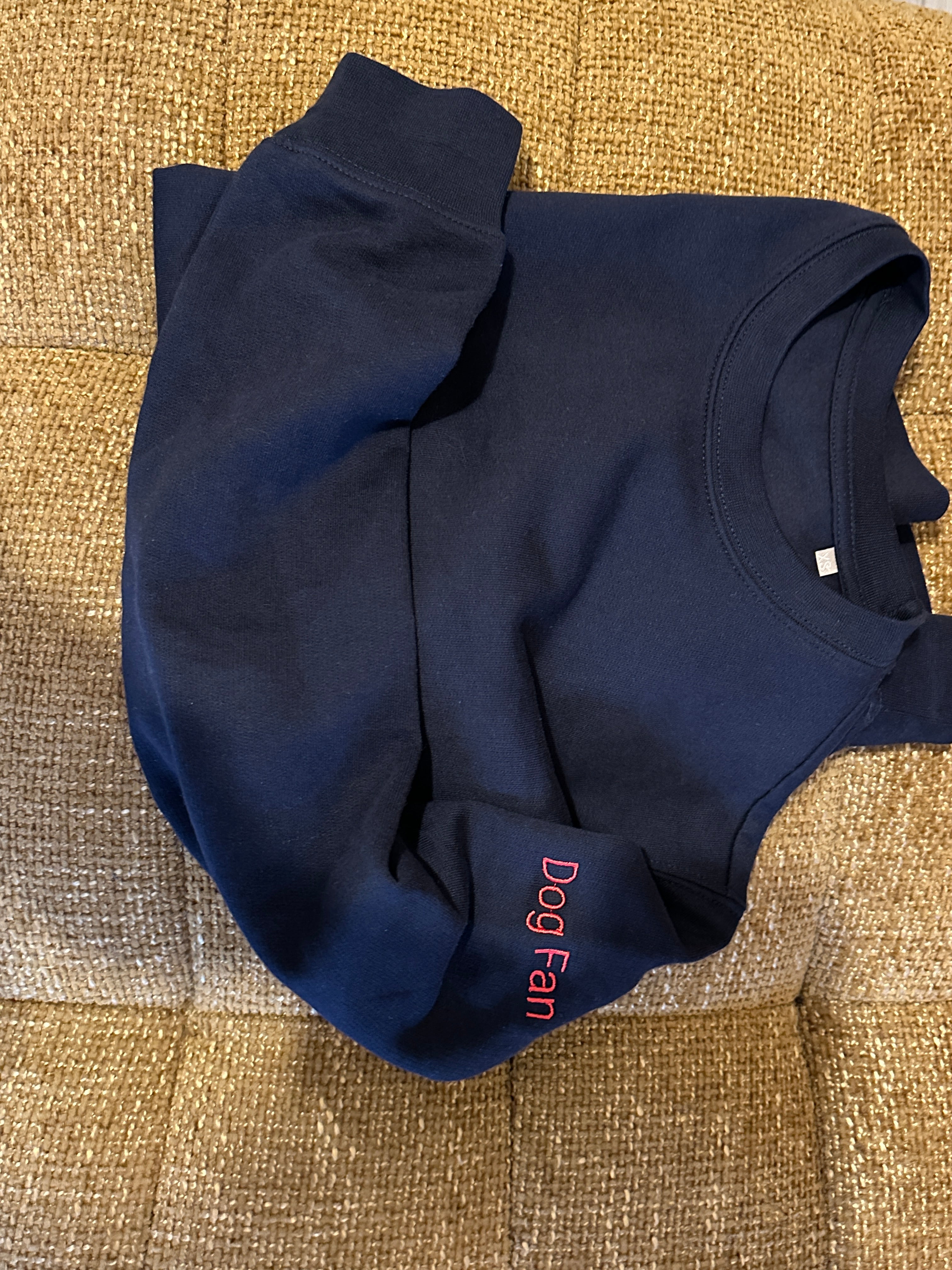 Sweat bleu marine, avec broderie rouge "DOG FAN"