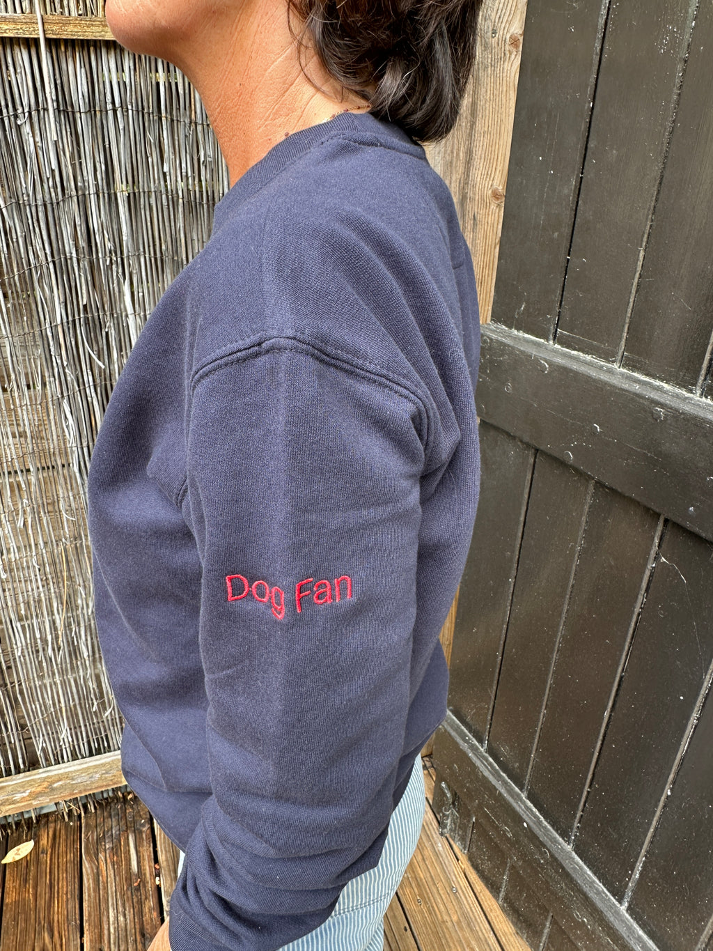 Sweat bleu marine, avec broderie rouge "DOG FAN"